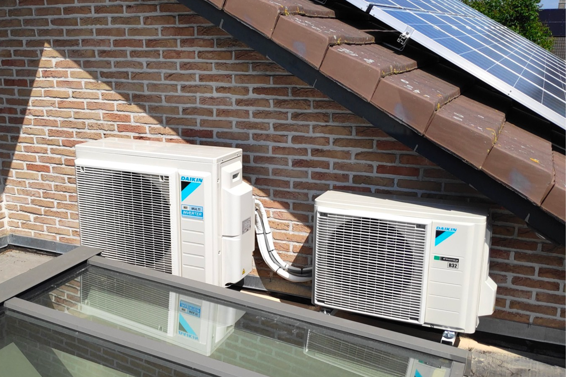 Zonnepanelen en warmtepompen voor een koeler huis