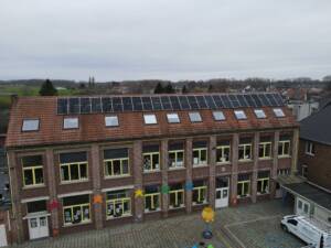 zonnepanelen op schoolgebouw 